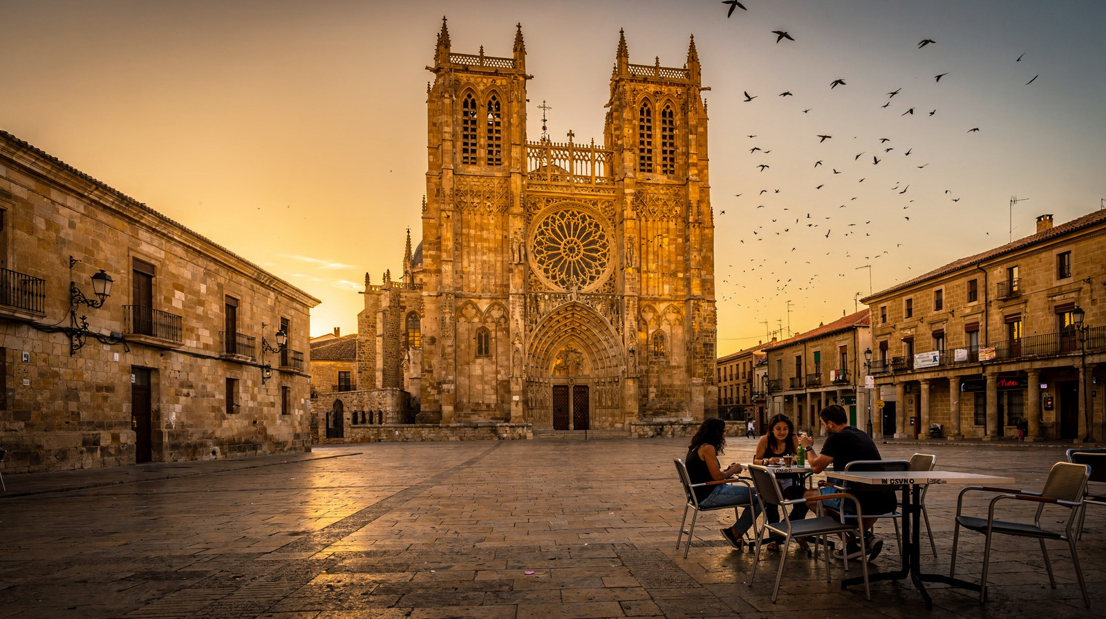 León in August: the 2026 total solar eclipse, a cathedral built of light, and a free tapa with every drink